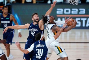 开云体育app-雄鹿队大外援受伤将缺席数场比赛，球队备战外援困境()