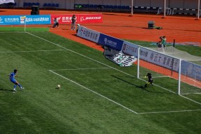 开云体育登录-昆明滇足球队在客场比赛中取得突破性进展(足球比赛中场结束哨声)