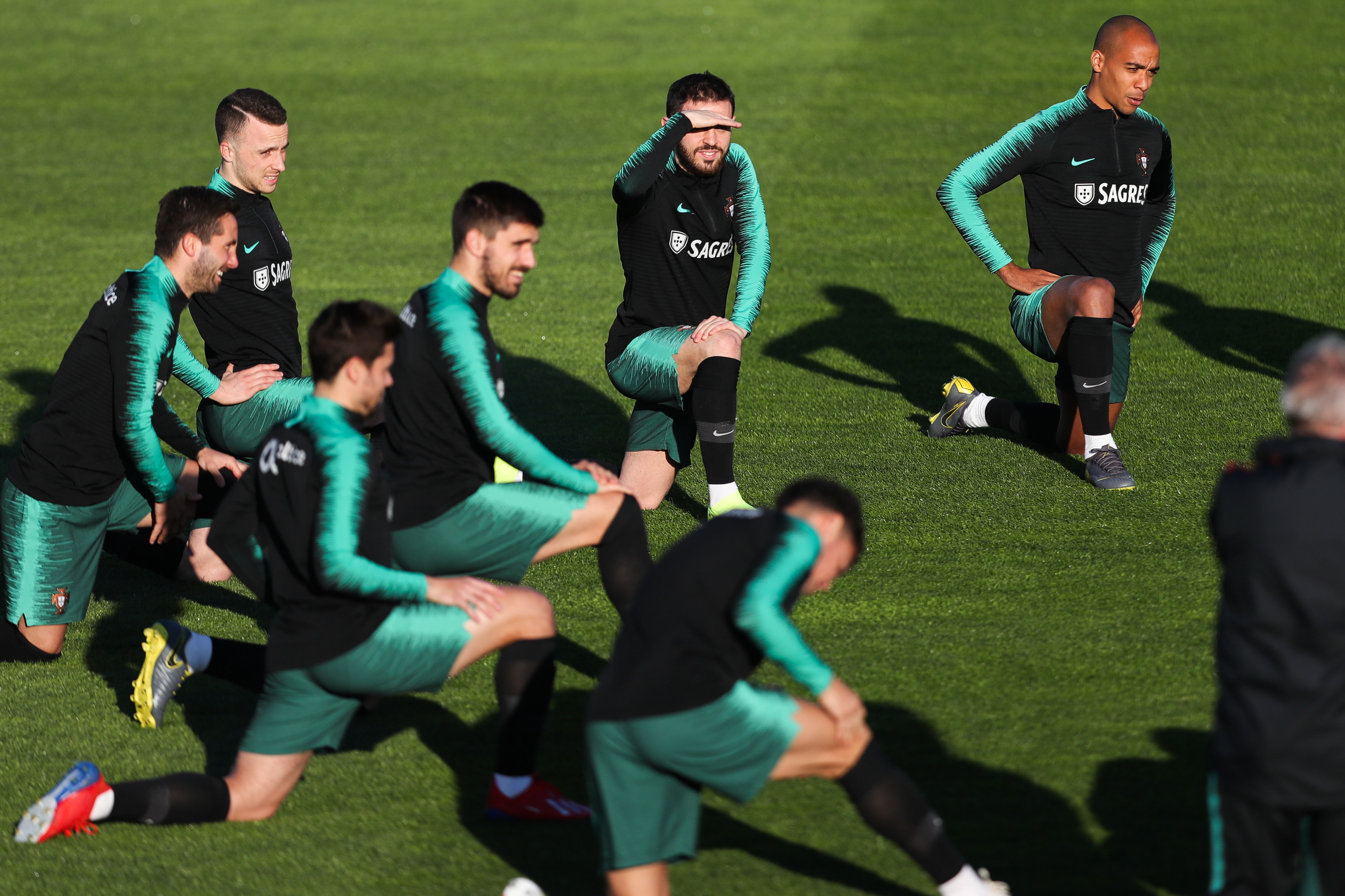 足球比赛欧洲预选赛赛程紧凑，强队备战决胜阶段()  第1张