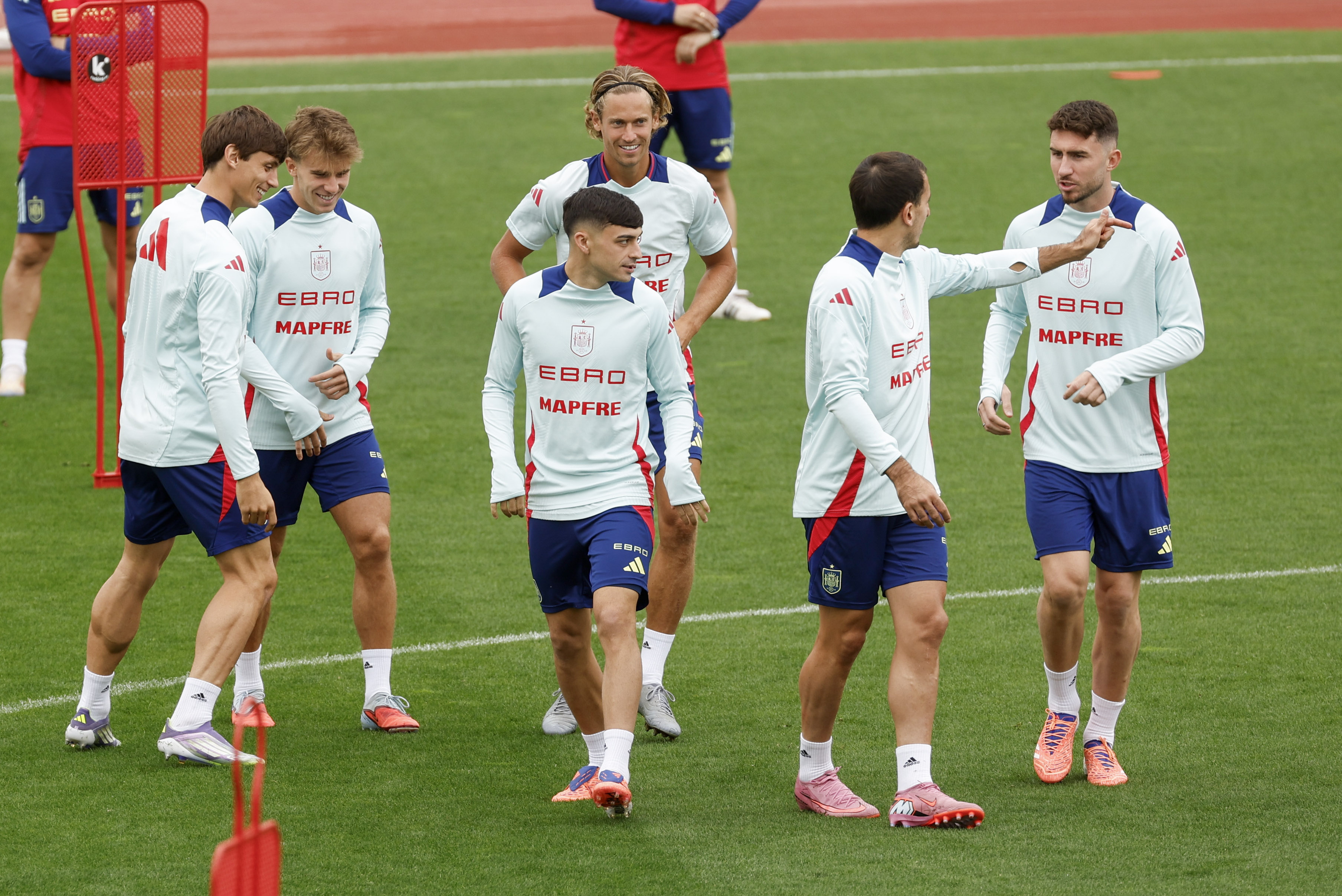 足球比赛欧洲预选赛赛程紧凑，强队备战决胜阶段()  第2张